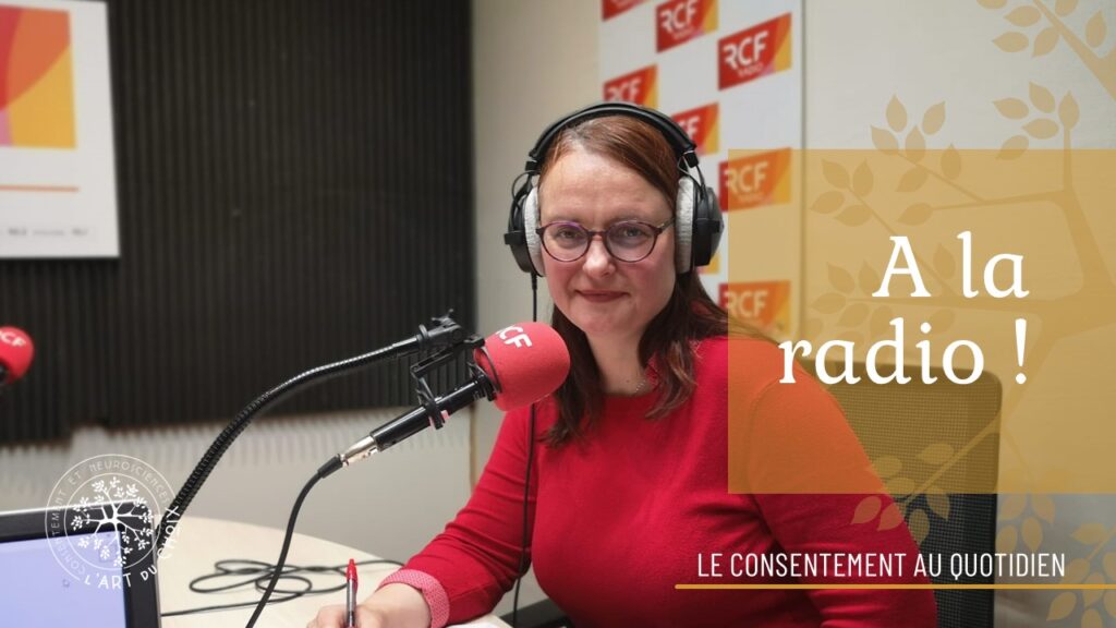 Magali Rozec dans le studio d'enregistrement de la radio RCF 45